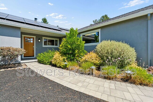 Building Photo - 1099 Larch Ave