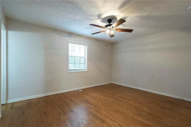 Building Photo - 2423 Falcon Ct
