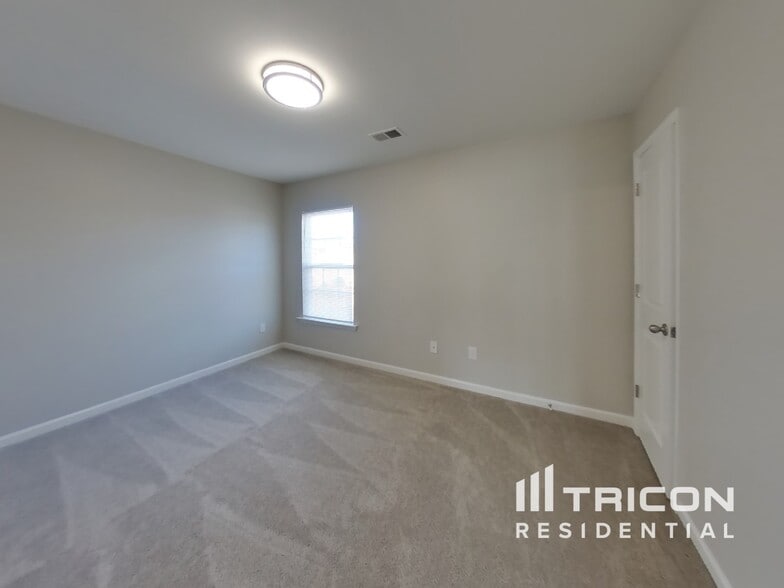 Building Photo - 870 Markham Cir