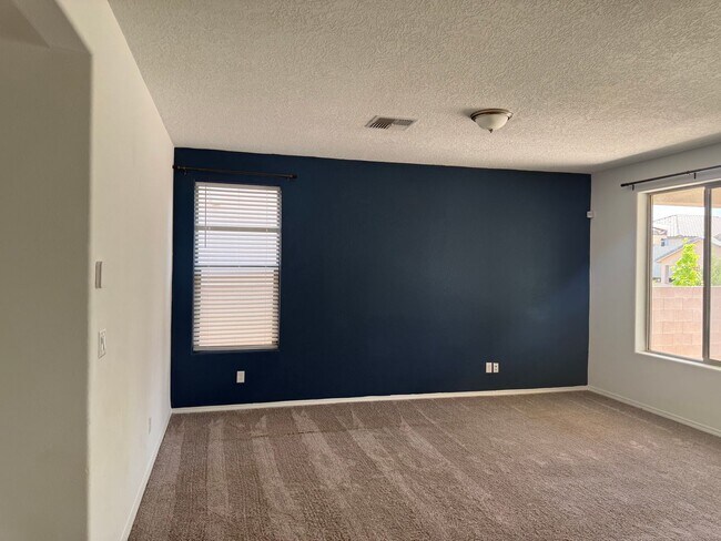 Building Photo - NW Home