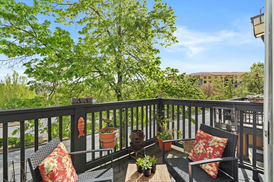 Building Photo - 1170 SW 170th Ave