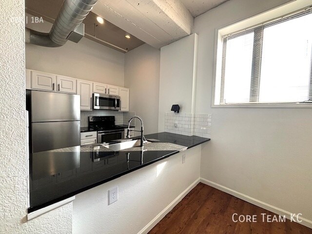 Primary Photo - 320 W 7th St