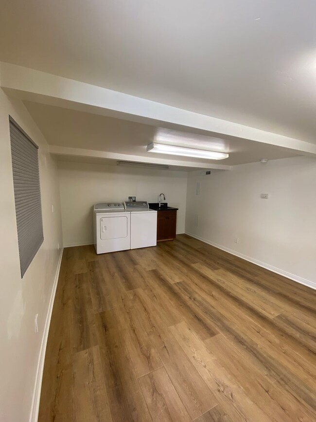 Building Photo - COMPLETELY REMODELED 2 BEDROOM/2 BATHROOM ...