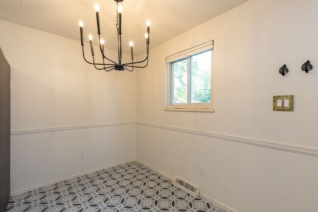 Building Photo - Charming Ranch in North Longmont!