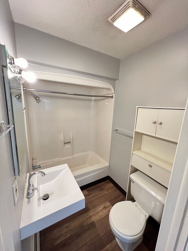 Building Photo - Spacious 1 Bedroom Apartment! Available August 1st