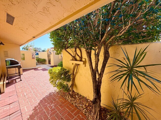 Building Photo - ** GLADES COUNTRY CLUB ** 2 BED / 2 BATH - VILLA - BUNDLED GOLF MEMBERSHIP - ANNUAL RENTAL