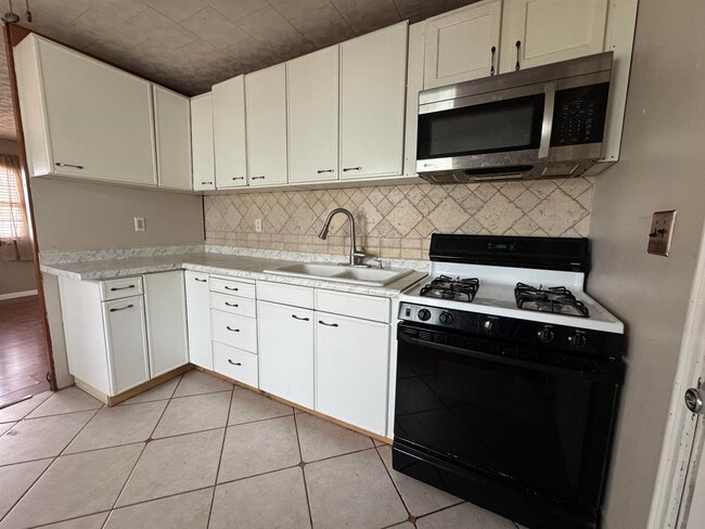 Building Photo - 1532 Vernon Ave