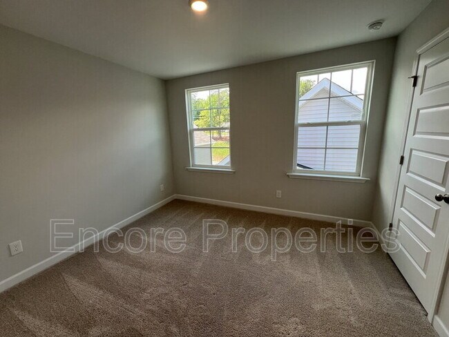 Building Photo - 284 White Oak Gdn Wy