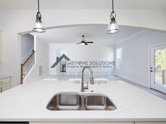 Building Photo - 631 Silva Ln