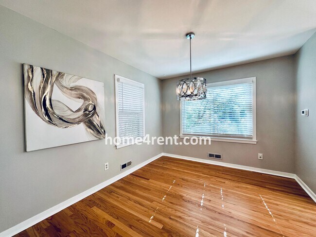 Building Photo - Attractive Overland Park Home w/ Wood Floo...