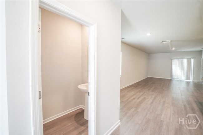 Building Photo - 255 Lillian St