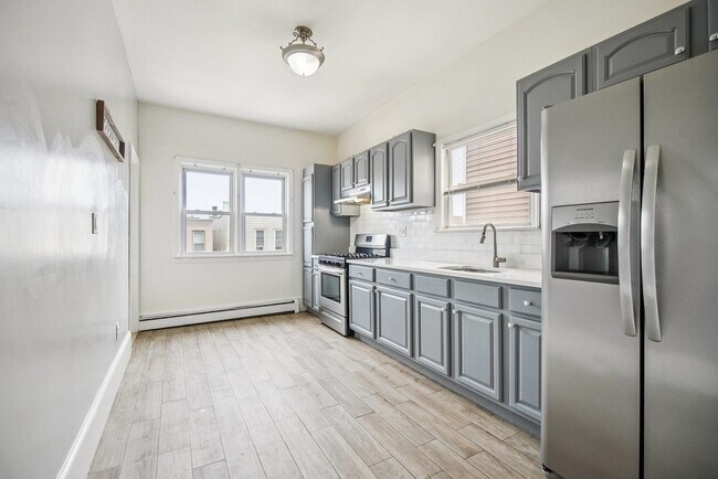Building Photo - 314 25th St
