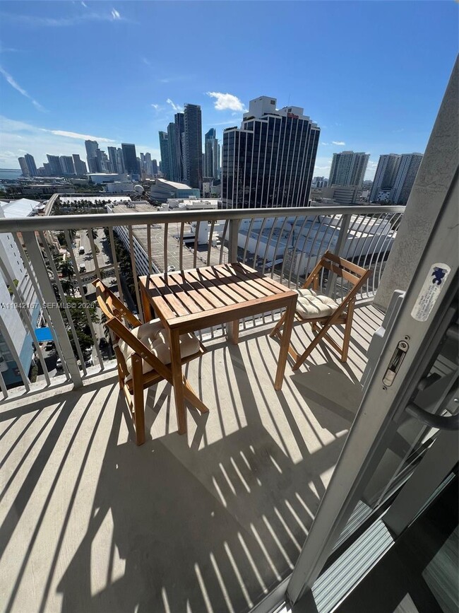 Building Photo - 1750 N Bayshore Dr