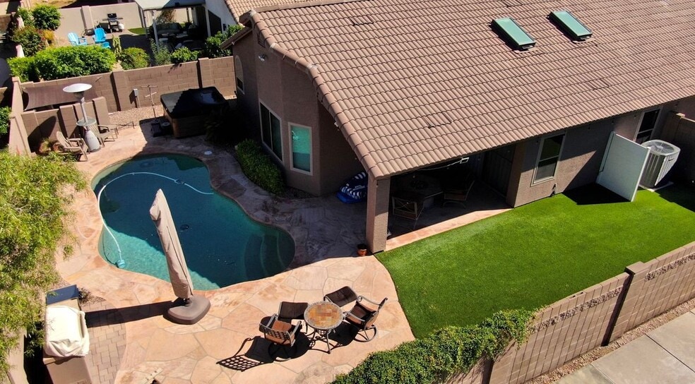 Building Photo - 3022 E Captain Dreyfus Ave