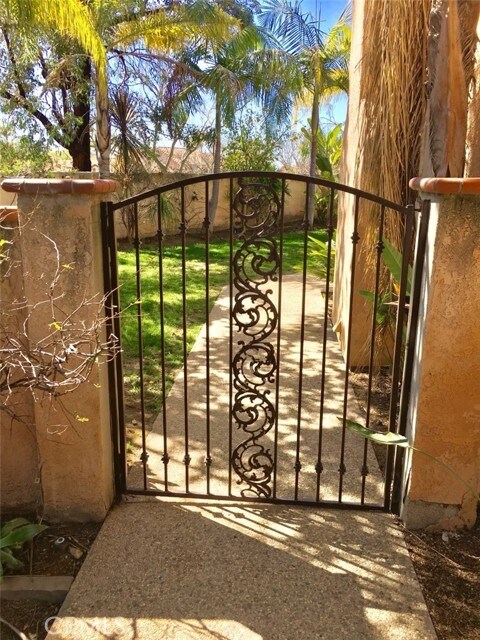 Building Photo - 45 Desert Thorn