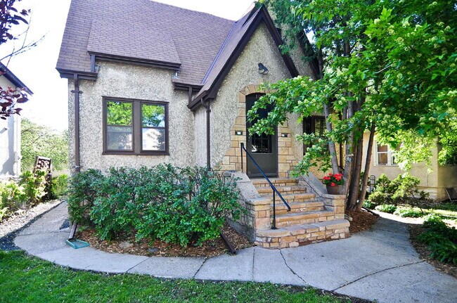 Building Photo - Spacious 3-Bed Duplex with Garage and 2 bathrooms in Minneapolis!