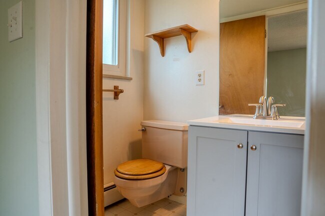 Building Photo - Spacious 6 bedroom home with 3 non conform...