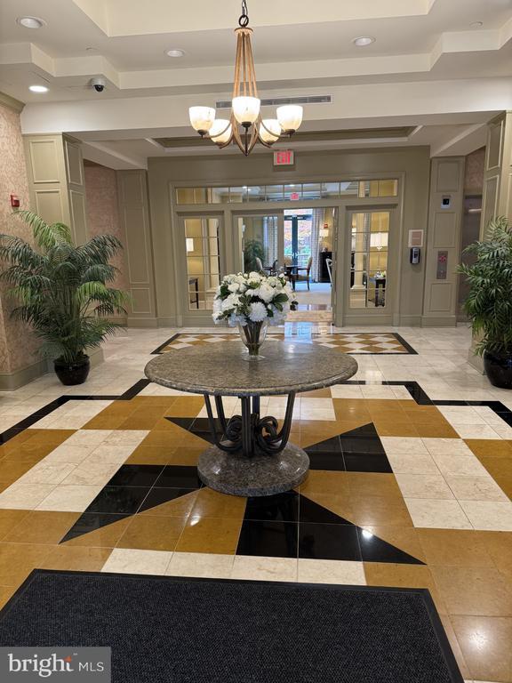 Building Photo - 502 W Broad St