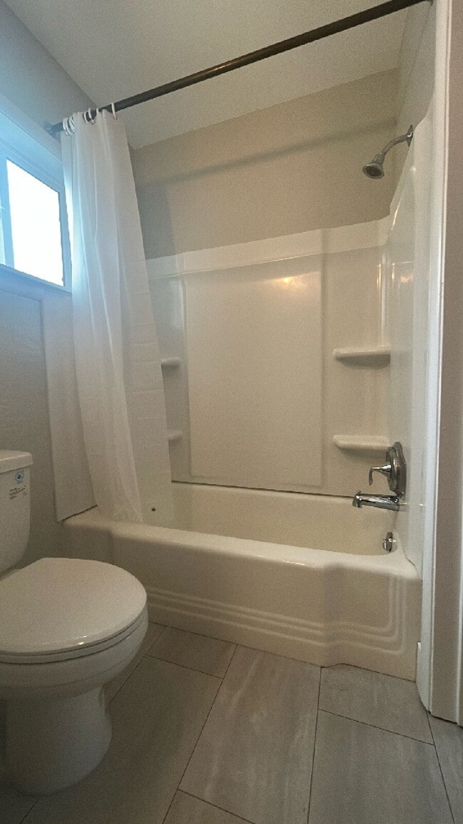 Building Photo - Bend: $2289 Charming 3 Bed 2 Bath Bungalow...