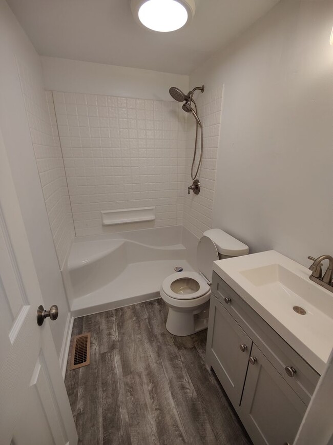 Building Photo - Allison Park - 2 BR Duplex, Garage/Driveway, AC!
