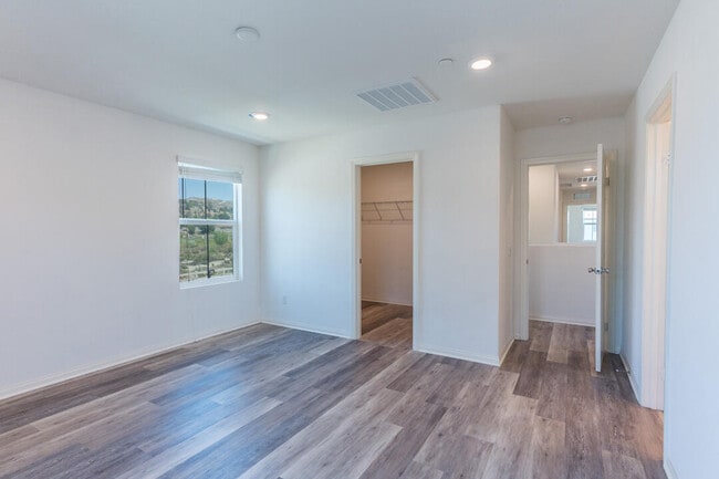 Building Photo - 27638 Sawtooth Ln