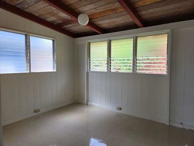 Building Photo - Momilani: 3 bedroom 1.5 bath duplex house w/ 2 car Tandem parking