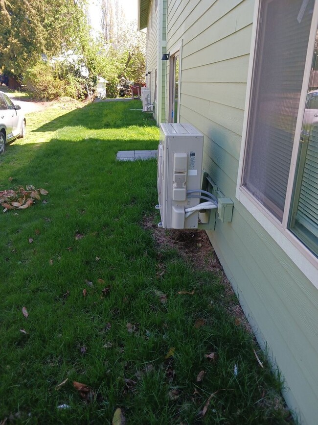 Building Photo - Almost new 3 bedroom, 3 bath Townhome