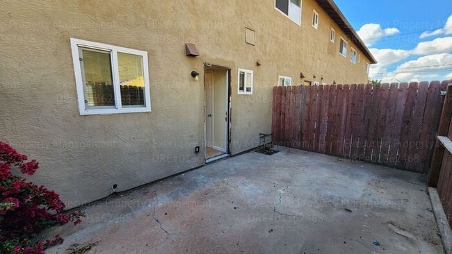 Building Photo - 2 bedroom, 1.5 bathroom townhome located near schools, shopping, restaurants, & Kern Medical Hosp...