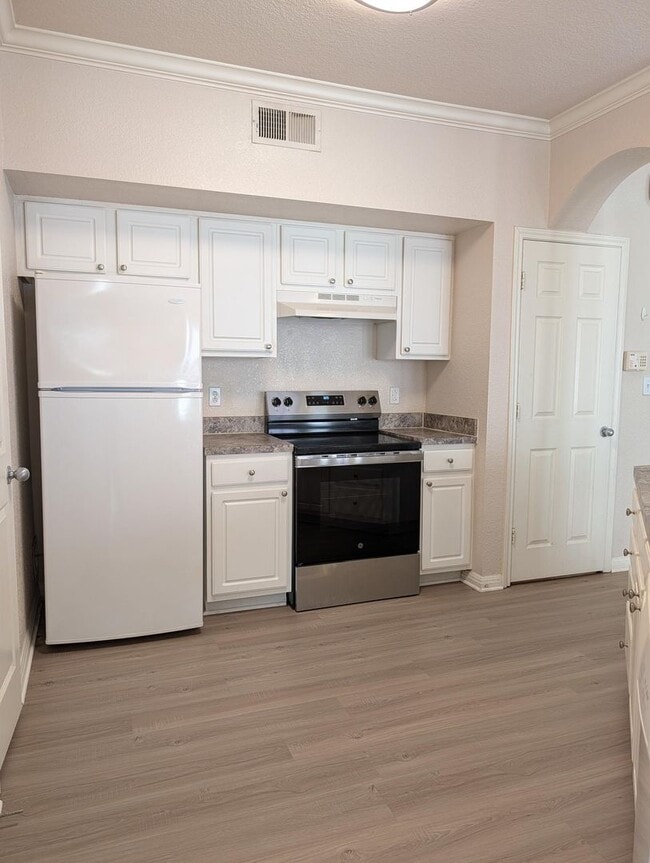 Building Photo - Spacious, bright 1x1 768 square feet! New flooring throughout, full size washer/dryer & balconette!