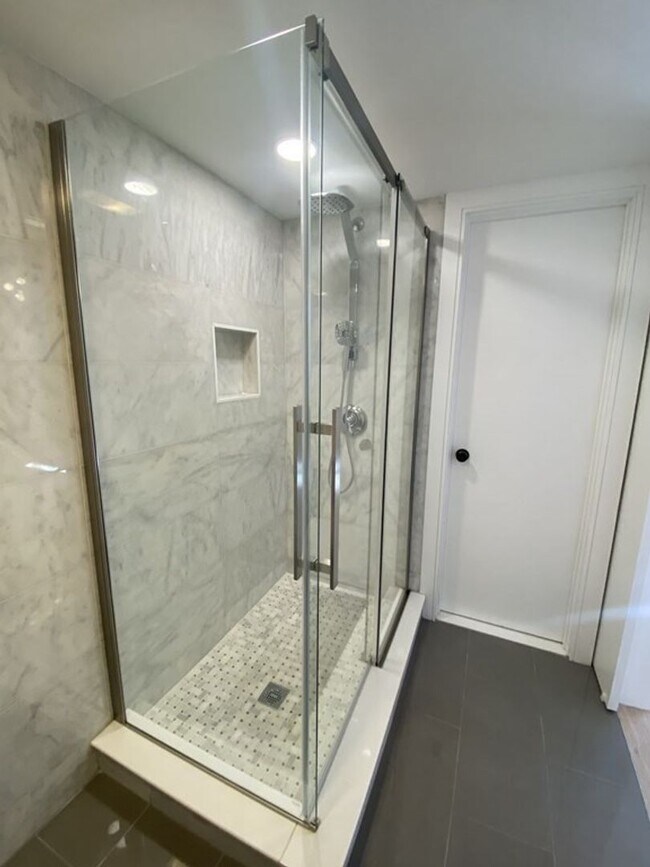 Building Photo - Amazing 2 bed 2 bath in Brookline