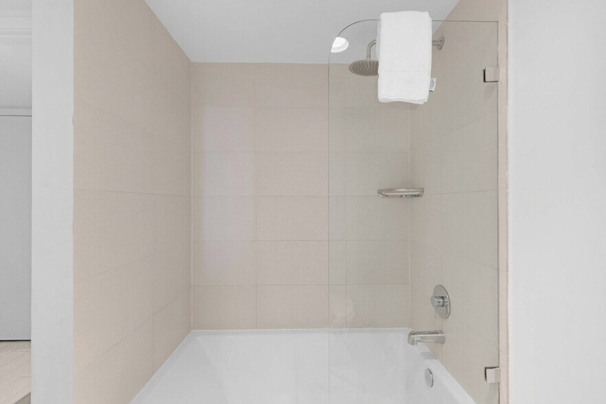 Building Photo - 2602 E Hallandale Beach Blvd