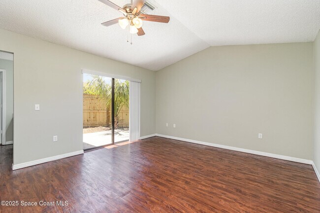 Building Photo - 841 Raintree Ave