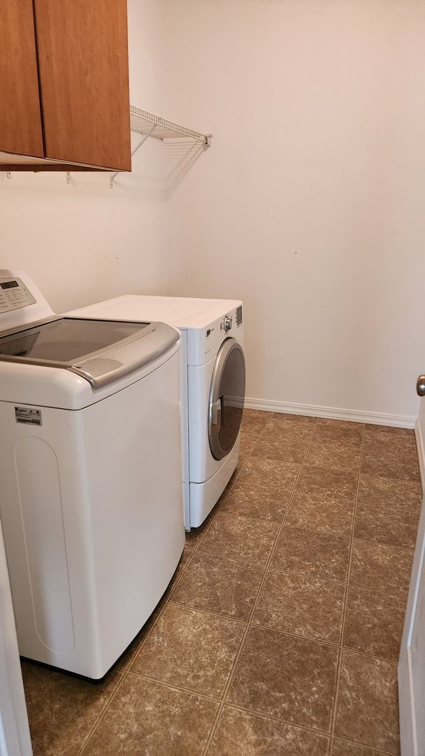 Building Photo - 3 bedroom 2.5 Bath house near Park Orchard...