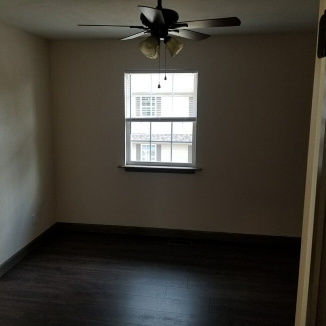 Building Photo - 415 Meadow Dr