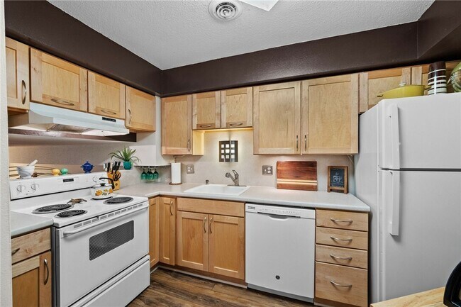 Building Photo - 4902 University Ave