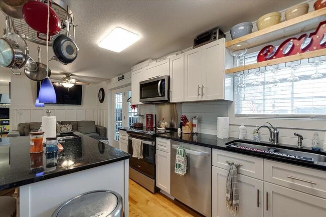 Building Photo - COMPLETELY FURNISHED EXECUTIVE RENTAL- SHOWINGS BY APPOINTMENT ONLY