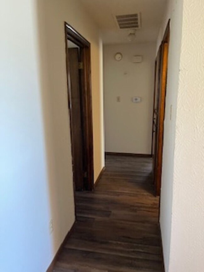 Building Photo - Hot Rental