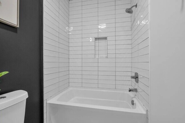 Building Photo - Modern 4-Bed Townhouse in Ridgedale – Minu...