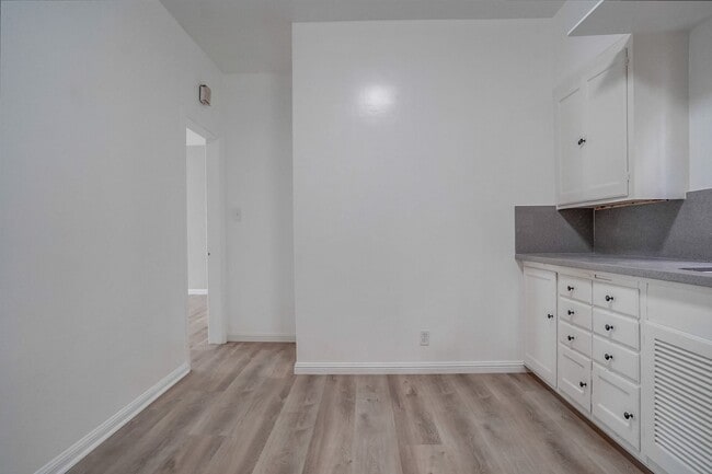 Building Photo - Beautifully Updated and Spacious 1B/1B in Belmont Shore!