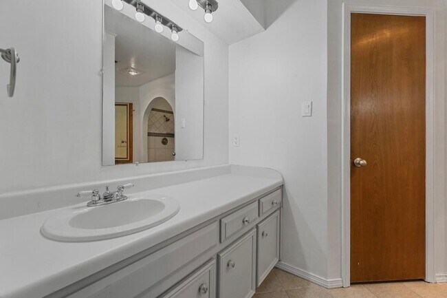 Building Photo - 8721 Hidden Hill Dr