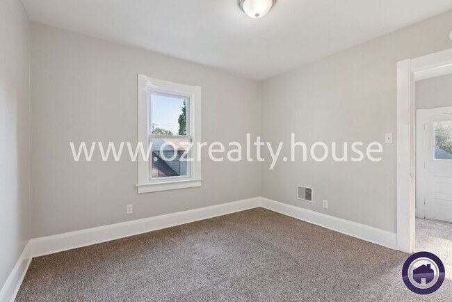Building Photo - 1735 Roosevelt Cir