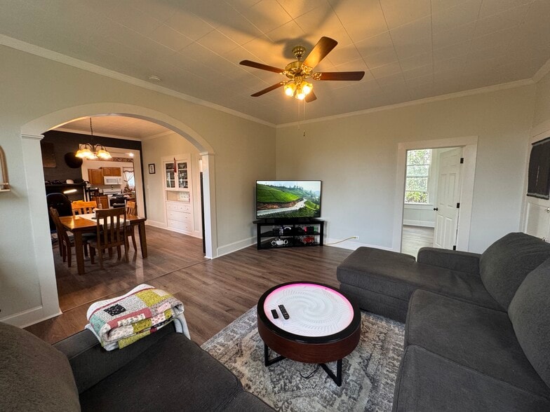 Livingroom - 2736 McDermott St