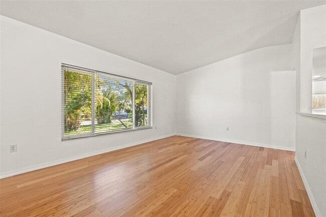 Building Photo - 1084 39th Ave NE
