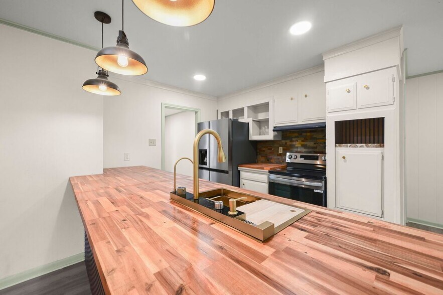 Building Photo - 9556 Fairway Dr