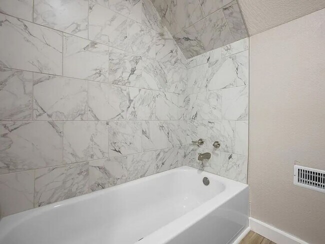 Building Photo - Perfect Family Home in Bolivar