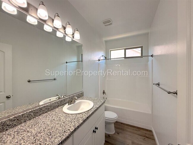Building Photo - Darling 4 bed, 2 bath home w/2 car garage