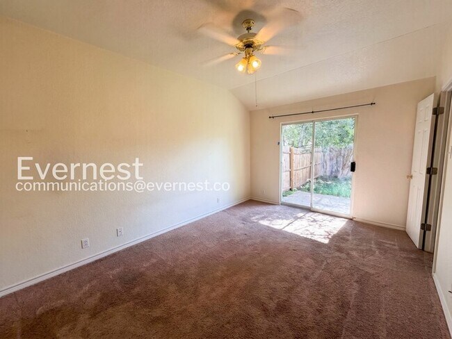 Building Photo - 3 Bed, 2 Bath Home with Garage / Pet-Friendly / Available Now!