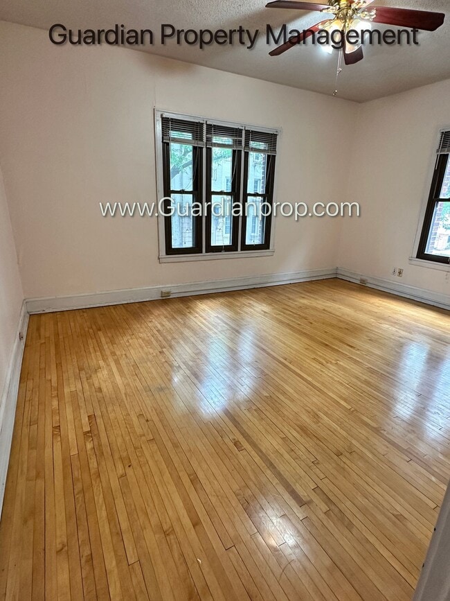 Building Photo - Top Floor Studio Lakes Uptown Apartment, Blocks from Both Lakes, Hardwood Floors, One Month Free