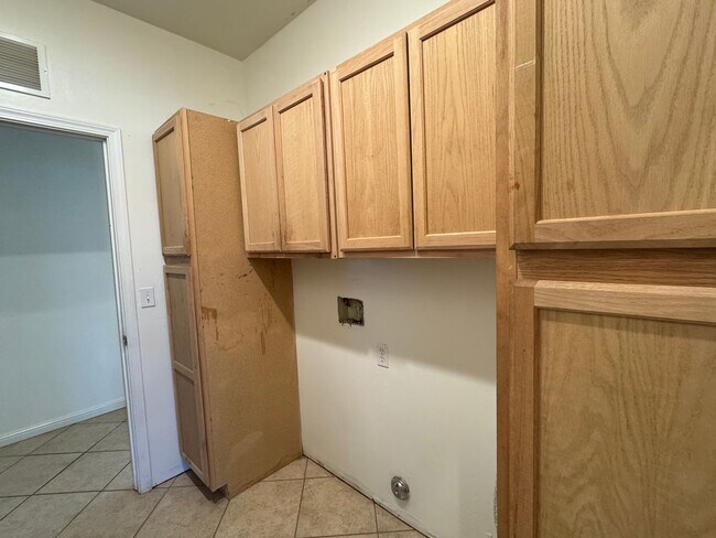 Building Photo - Spacious home with a pool! MOVE IN SPECIAL