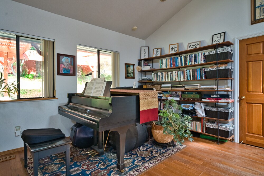 Building Photo - 945 Midpine Way